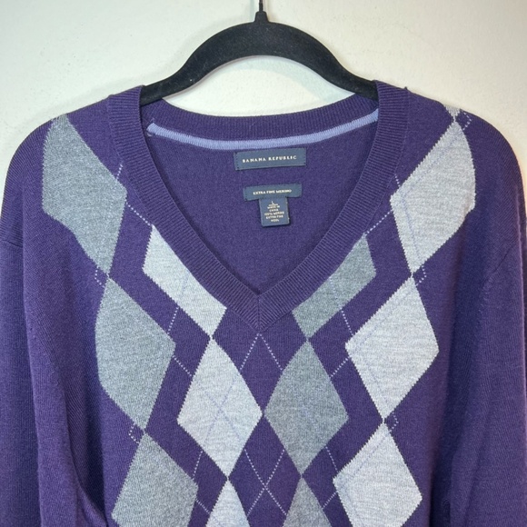 Banana Republic Men's Extra Fine Merino Wool Argyle Sweater Purple V-Neck Large - Picture 8 of 13